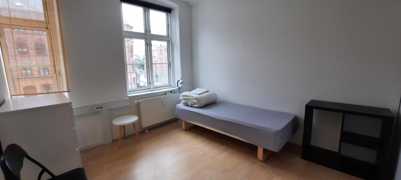 Private Room In A Shared Apartment Odense Esterno foto